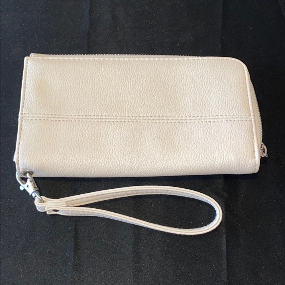 Chic Cream Wristlet